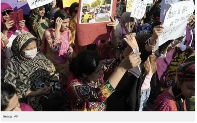 Pakistan Police Baton Charge Hindus